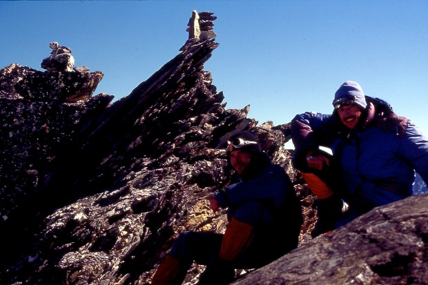 Mein erster Gipfel im nepalesischen Himalya 1994: Der knapp 6000 m hohe Pokalde. Gemeinsam mit Steffen Taube war ich stolz wie ein Spanier gleich bei meiner ersten Aktion dort auf einem der schönsten Aussichtsgipfel des ganzen Khumbu zu stehen. Kurz vor dem Gipfel musste man sogar richtig klettern :-)
