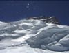 Dieses Bild zeigt den Cho Oyu vom Hochlager 2 in 6800m Höhe. Deutlich zu erkennen sind die Steileis-Abbrüche. Diese gilt es auf dem Weg zum Lager 3 und zum Gipfel zu überwinden. Dazu werden Teile der Steileis-Abbrüche mit Fixseilen versichert, um den Rückweg zu sichern.