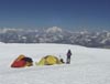 Hochlager 2 in 6800 m Höhe. Im Hintergrund sieht man den ebenfalls über 8000 m hohen Shisa Pagma. Auf dem Bild ist Reinhard Tauchnitz zu sehen.