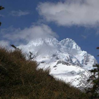 Der Sarmiento von Südwesten. Der niedrigere Nordwestgipfel (links) ist in diesem Foto wolkenverhangen. Dafür ist rechts daneben der Hauptgipfel und unsere Wand sehr schön zu erkennen.