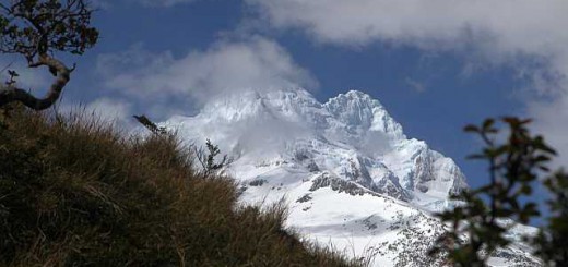 Der Sarmiento von Südwesten. Der niedrigere Nordwestgipfel (links) ist in diesem Foto wolkenverhangen. Dafür ist rechts daneben der Hauptgipfel und unsere Wand sehr schön zu erkennen.