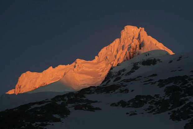 Der etwas niedrigere Nordwestgipfel des Sarmiento im Abendlicht von unseren Hochlager aus gesehen.