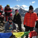 Die Gipfelstürmer bei bestem Wetter auf dem Gokyo Ri mit Everest im Hintergrund. Leider fehlen Carla und Gunter auf diesem Foto, weil sie erst deutlich später am höchsten Punkt eintrafen. Da waren die anderen schon wieder im Abstieg. Es ist einfach zu kalt dort oben, um lange zu warten.