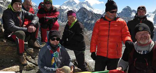 Die Gipfelstürmer bei bestem Wetter auf dem Gokyo Ri mit Everest im Hintergrund. Leider fehlen Carla und Gunter auf diesem Foto, weil sie erst deutlich später am höchsten Punkt eintrafen. Da waren die anderen schon wieder im Abstieg. Es ist einfach zu kalt dort oben, um lange zu warten.