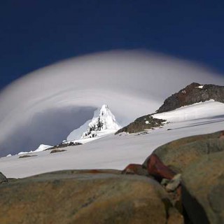 Der Monte Sarmiento verabschiedete sich am Sonnabend bei unserer Rückkehr ins Hochlager mit einem fulminanten Schauspiel. Wie mit einem Riesenstaubsauger wurde diese Wolke von rechts nach links über den Gipfel gesogen.