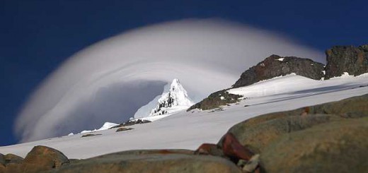 Der Monte Sarmiento verabschiedete sich am Sonnabend bei unserer Rückkehr ins Hochlager mit einem fulminanten Schauspiel. Wie mit einem Riesenstaubsauger wurde diese Wolke von rechts nach links über den Gipfel gesogen.