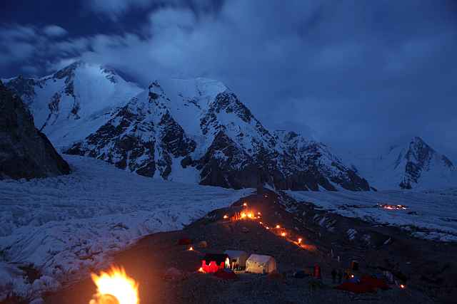 Unser Basislager in einer besonders schönen Nacht. Die Pakistanis hatten kleine Feuer entzündet, um einen religiösen Feiertag zu begehen.