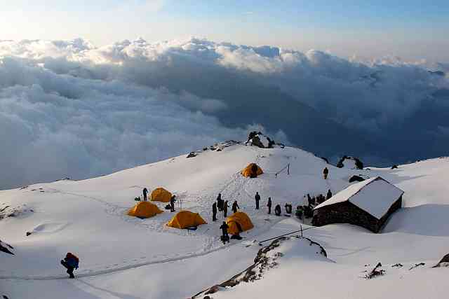 Unser Notlager an der kleinen Hütte etwa 200 Höhenmeter unter dem Pass lag traumhaft schön. Und dass es dort eine Hütte gab, war für uns alle ein großes Glück.