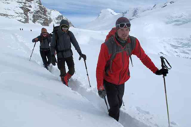 Katrin, Urs und Sven (v.l.n.r) haben immer mit an vorderster Front gekämpft, wenn es darum ging, für die Träger einen Weg gangbar zu machen. Hier auf dem Gletscherplateau des 5500 m hohen Mera La.