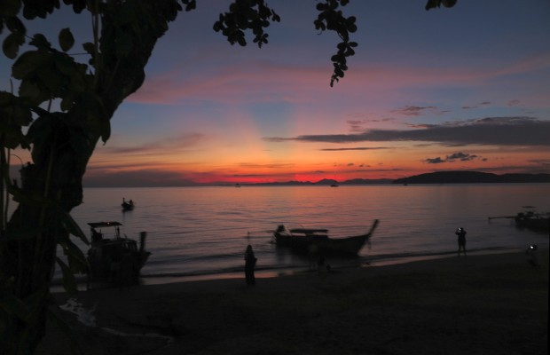 Wenn schon von für Thailand typischen Dingen die Rede ist, dann darf ein Foto von einem der oftmals spektakulären Sonnenuntergänge nicht fehlen. Allerdings darf nicht nicht jeden Tag auf dererlei Schauspiel hoffen. Gerade regnet es schon den dritten Tag.