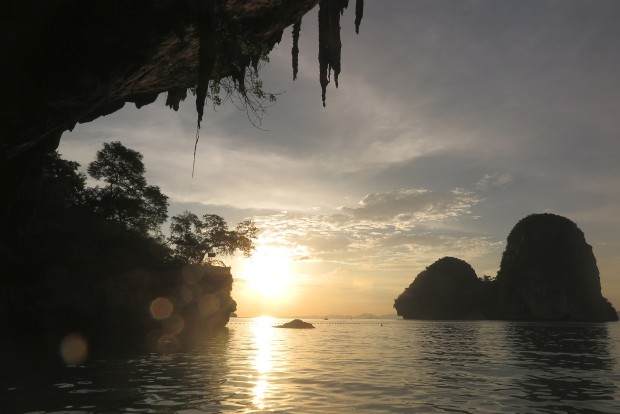 Genauso hatte ich mir Thailand vorgestellt. Steile Kletterfelsen ragen aus dem Meer. Strand, traumhafte Sonnenuntergänge. Schluss. Mehr gab es in meinem Kopf nicht.