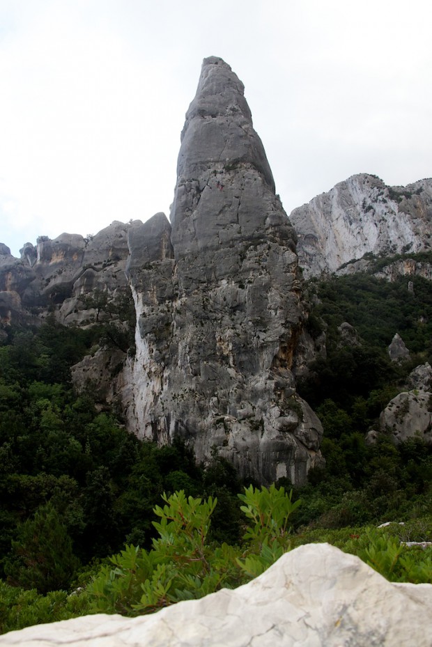 Die beeindruckendste und sehr steile Nordwand an der Aguglia wird auf der sehr abwechslungsreichen "Sole incantatore" fast in Falllinie durchstiegen