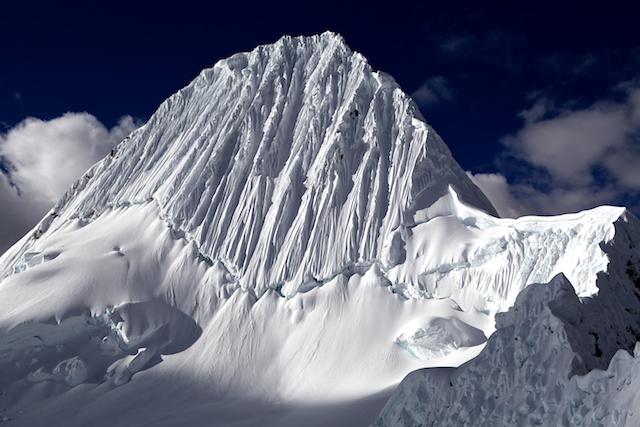 Was für ein Anblick! Leider ist die hier abgebildete Südwestwand nicht ganz ungefährlich. Eisschlag von den Gipfelwechten sind hier das Problem und natürlich der Bergschrund. Oft sind lange Querungen unvermeidbar. 