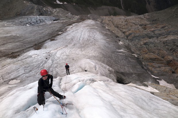 Das letzte Training mit Simona, Katja, Wolfgang und Enrico war erst Anfang Juli. Hier beim Üben am fixierten Seil: Aufstieg mit der Steigklemme, Verhalten am Fixpunkt, Abseilen.