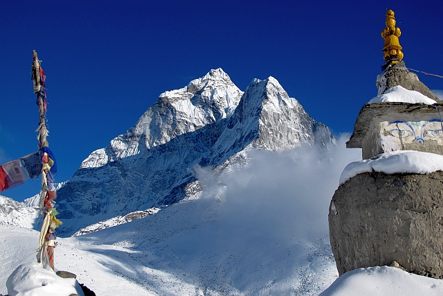 Eine der Besonderheiten dieser Bergschönheit ist, dass die Ama Dablam, hier die Nordwand, völlig frei steht und von allen Seiten extrem steil ist. Und wir hatten heute schon wieder mal traumhaftes Licht.