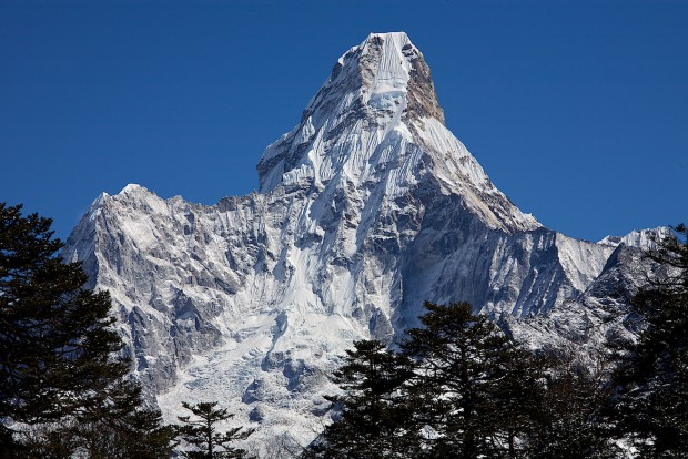 Nicht das schwierigste aber doch mit Sicherheit das schönste von all meinen Zielen: Die 6856 m hohe Ama Dablam. Sie gilt bei vielen als der schönste Berg der Welt. Wer sie einmal gesehen hat, weiss, was mit dem Begriff "Traumberg" gemeint ist. 2006 war ich über den Südwestgrat erfolgreich.