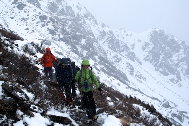 Gruseliges Wetter mit starkem Schneefall und schlechter Sicht sind wir ja schon gewöhnt. Aber mir machte das Gewitter schon ziemlich zu schaffen. Man ist dort oben völlig hilflos, kann sich nicht wirklich schützen.