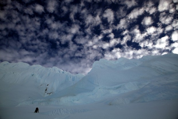 Erlebnisse mit sich am absoluten Limit. Seilfreies Klettern bis 60 oder 70° und immer Mal das Surren eines vorbeischießenden Eisbrockens am Ohr. Doch Geschwindigkeit war oberstes Gebot. Ohne sie ist die Wand nicht zu machen.