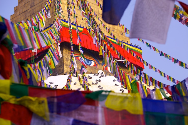 Die große Stupa von Bouddha wird morgen unser letztes Ziel. Hier tauchen wir noch mal in das Leben und Treiben der tibetischen Pilger ein, die schon seit mehr als 1000 Jahren an diesen für sie so heiligen Ort kommen.