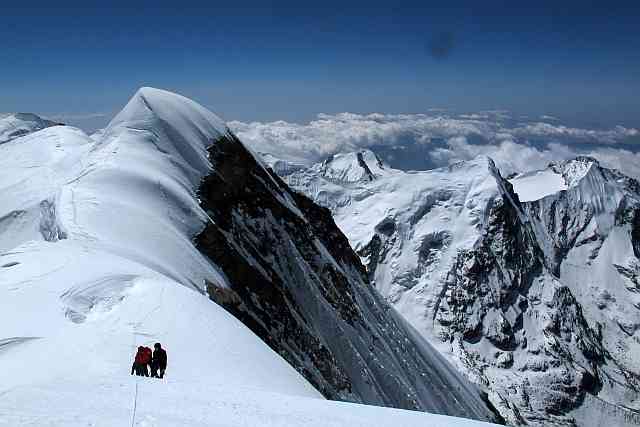 Der spannendste Abschnitt am Mera Peak ist die Querung vom 6461 m hohen Mittelgipfel zum 15 m höheren Nordgipfel. Bemerkenswerterweise geben sich wohl fast alle mit dem Mittelgipfel zufrieden, obwohl dieser definitiv nicht der höchste Punkt des Berges ist.