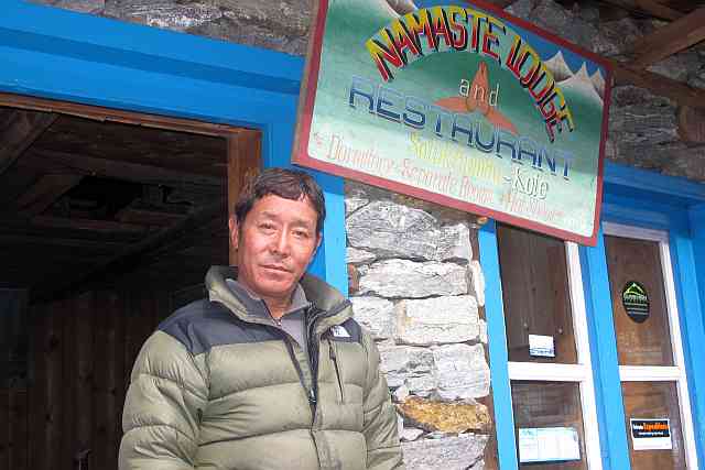 Ein sehr stolzer Tsering Sherpa vor seiner Lodge. Ich habe ihm mein Wort gegeben, dass seine Ausrüstung unversehrt in Lukla für ihn aufbewahrt wird. Und wenn etwas kaputt geht, dann werden wir es selbstverständlich ersetzen.