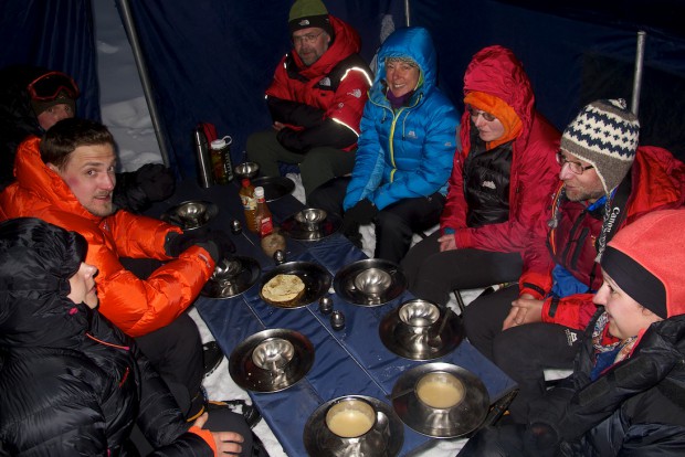 Meine Gruppe im Basislager des Mera Peak. Übrigens so eine Art Fügung. Denn buchstäblich die ganze Zeit herrschten auf der Tour fast schon katastrophale Bedingungen. Nur an unserem Hauptziel nicht. Deshalb waren wir auch auf dem Gipfel!