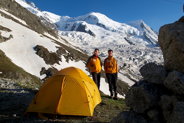 Unser erstes Lager an der verlassenen Seilbahnstation Les Glaciers L´Orient. Im Hintergrund der Dome de Gouter (4304 m) sowie rechts die Aiguille de Gouter. Ausserdem der Glacier des Bossons.