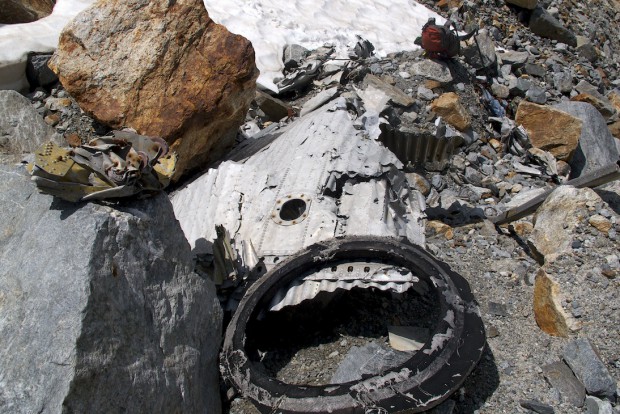 Es ist erstaunlich wie viele und vor allem große Wrackteil dort nach über 70 Jahren noch zu finden sind. Zum Größenvergleich beachte man rechts oben im Bild meinen Rucksack.