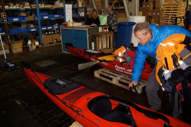 Zu dritt sind wir bei der Firma Oehler angerückt, um unsere Ausrüstung abzugeben und die Verpackung der Boote abzusprechen und zu überwachen. 