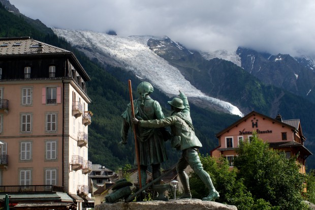 Das Denkmal für die beiden Erstbesteiger im Zentrum von Chamonix. Herr Balmat zeigt uns gerade den Bossonsgletscher!