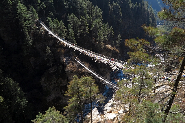 Nun gibt es gleich zwei. Die untere galt schon als die höchste Hängebrücke Nepals. Doch die obere hängt noch einmal 60 m höher. Für manche meiner Gäste schon eine spannende Angelegenheit, dort drüber zu gehen.