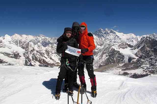 Es ist eine Tatsache, dass der Blick vom Mera Peak auf die Khumburegion des Himalaya vielleicht der aufregendste Bergblick überhaupt ist. Gleich fünf Achttausender und viele Dutzende von Sechs- und Siebentausendern präsentieren sich da oben. Demnächst ist dieser spektakuläre Blick übrigens als Panorama in meinem online shop zu haben.