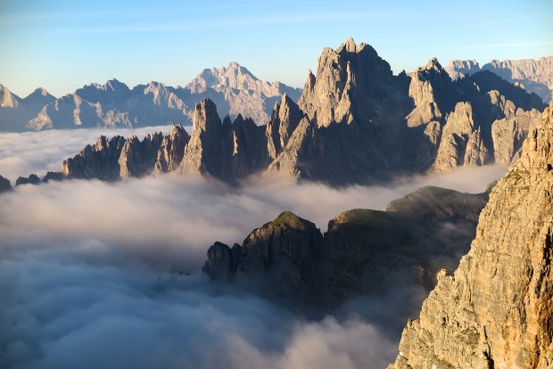 Die Cadinin-Gruppe im ersten Morgenlich von der Gelben Kante aus fotografiert.