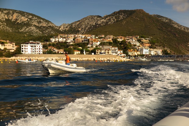 So ziemlich in der Mitte der Insel an der Ostküste gelegen, ist Cala Gonone der ultimative Ausgangspunkt für Kletterhungrige. Es gibt hier nicht weniger als 20 verschiedene erstklassige kleinere und größere Klettergebiete, die fast alle auch noch sehr bequem zu erreichen sind.