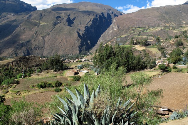 Das kleine Dörfchen Cashapampa ist der Ausgangspunkt für den Trek ins Santa-Cruz-Tal. Wie mit einer riesigen Säge ist das Talende in der Berg geschnitten.