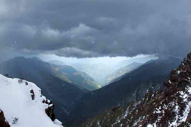 Auf dem Weg von Khote zum 4600 m hohen Zatra La (La=Pass) überraschte uns heute ein schweres Gewitter. Und es war uns alles andere als einerlei. Doch die Stimmung, welches das Unwetter mit sich brachte, war grandios, aber leider per Foto kaum wiederzugeben.