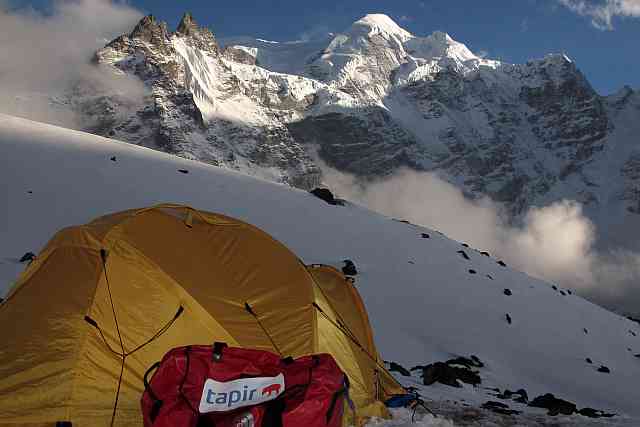 Die sehr eindrucksvolle Nordwestflanke des Mera Peak vom 4800 m hoch gelegenen Khare aus gesehen.