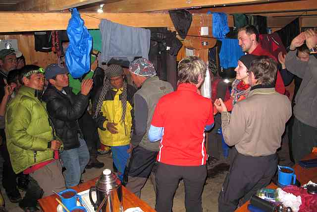 Am Abend nach diesem extrem harten Tag haben wir alle unsere Träger auf eine Party eingeladen. Es gab traditionell nepalesiche Alkoholika wie Chongba, Chang und Rakschi. Und dann wurde wie verrückt getanzt. Ich glaube, unsere Träger sind mit uns sehr glücklich.