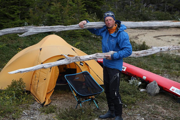 Ralf macht sich und sein Zelt sturmfest in Erwartung des Tiefs im Agostinifjord.