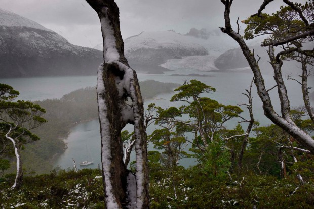 Diese Bild von Ralf Gantzhorn zeigt Feuerland so, wie ich es erwarte. Feucht, kalt unwirtlich aber vor allem wunderschön. Mich jedenfalls schreckt das schlechte Wetter nicht ab.