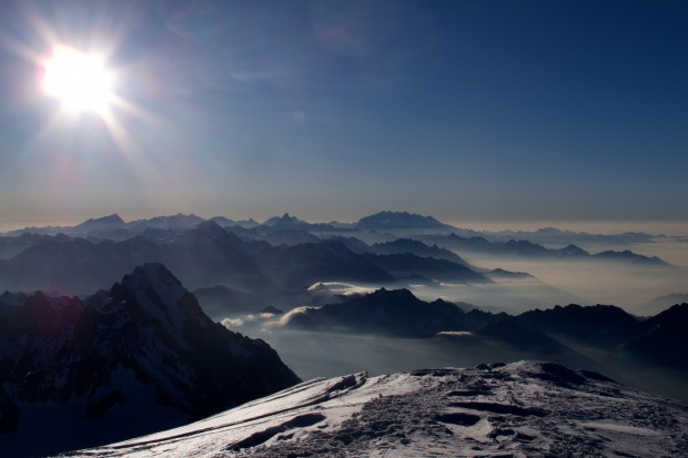 Der Blick vom Gipfel nach Osten. Im Hintergrund ist das Matterhorn zu erkennen.