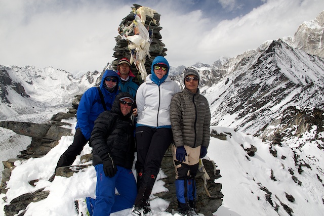 Trotzdem waren sie heute die Helden des Tages, zumal wir nicht nur zurück nach Chukhung absteigen mussten, sondern noch weitere zwei Stunden bis nach Dingboche (4400 m), weil in unserer Lodge in Chukhung das Kerosin zum Kochen ausgegangen war.