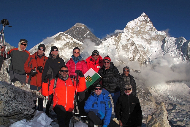 Alle haben den Aufstieg auf den 5660 m hohen Kalar Pattar geschafft. Heinz hat seinen Höhenrekord noch einmal um fast 300 m nach oben verschoben. Und die Anstrengungen haben sich mehr als gelohnt, denn die Luft war glasklar und das Abendlicht am Everest absolut perfekt.