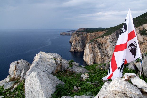 Irgendjemand hat dort oben die Nationalflagge Sardiniens aufgestellt. Offensichtlich sind auch die Sardies Matteo sagte mir, dass man sich dort selbst so nennt, voller Nationalstolz. 