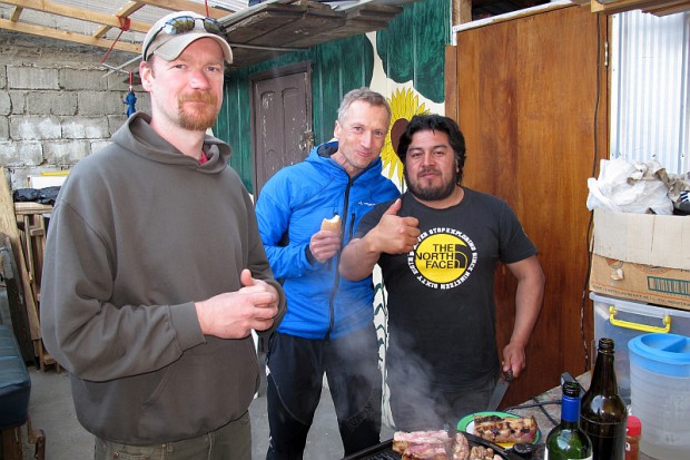 Da war die Welt noch in Ordnung. Links Sebastian, der Leipziger, der hier in Punta Arenas mit seiner Frau ein Hostel führt, in der Mitte Falk und rechts Cristian, der hier ein kleines Touristikunternehmen führt.