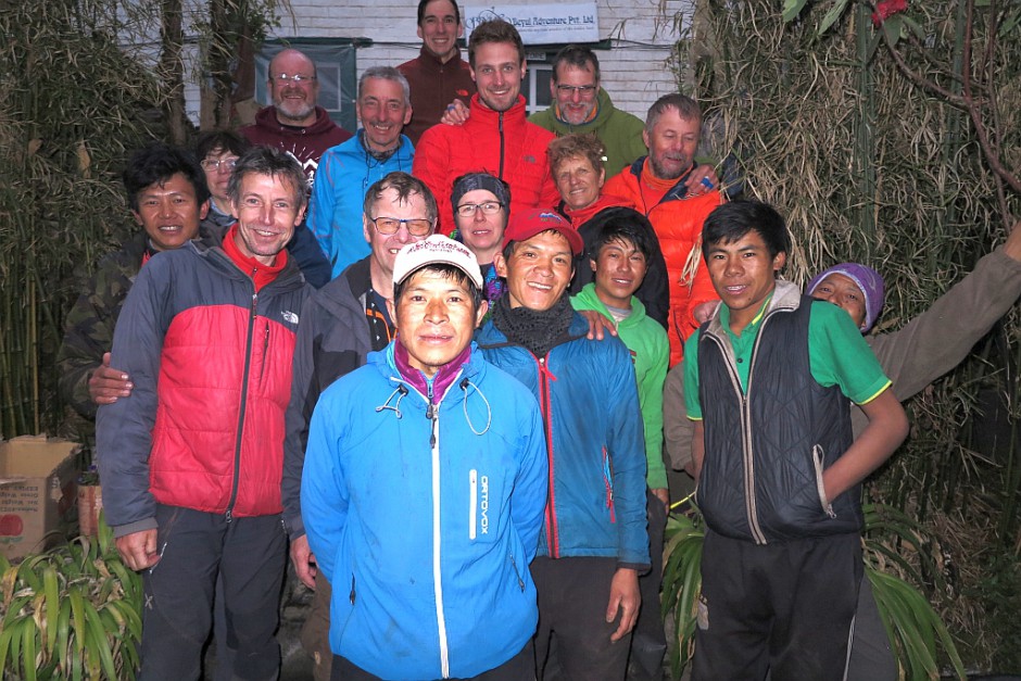 Die ganze Truppe mal gemeinsam auf einem Foto. Sogar ich bin mit drauf! Hier bei unserem Abschied von den Trägern in Lukla.