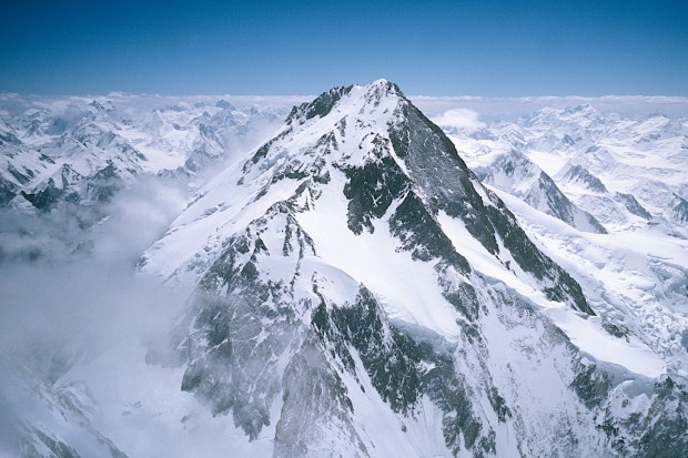 Diesen Blick auf die Nordseite des Hidden Peak und den Gasherbrum-Sattel habe ich vom Gipfel des Gasherbrum II aufgenommen. Hier ist das Japaner Couloir unten etwas links der Bildmitte sehr schön zu sehen.