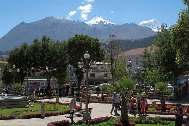 Das Zentrum in Huaraz ist auch sehr hübsch herausgeputzt. Die Stadt ist von vergletscherten Bergriesen umstellt und ist ein idealer Ausgangspunkt für Kletter- und Bergtouren aller Art.