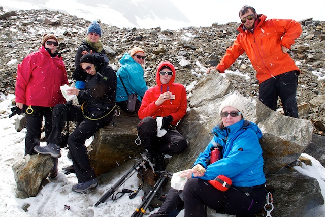 Picknick auf dem Eis des Taschachgletschers im Schneefall mitten im Hochsommer kann auch seinen Reiz haben. Aber fünf Minuten nach diesem Foto kam die Sonne raus und die frisch verschneiten Berge präsentierten sich in strahlendem Glanz.