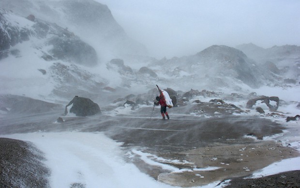 Bei unserer Überquerung des patagonischen Inlandeises vom Jorge Montt-Gletscher zum Paso del Viento haben wir Stürme erlebt, die einfach unbeschreiblich sind. Man stelle sich einen riesigen Footballspieler vor, der einen in vollem Lauf umrennt. So ähnlich fühlt sich eine starke Sturmböe auf dem patagonischen Inlandeis an.